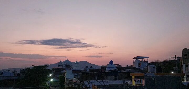 Miniatura del video de un atardecer en Coyuca de Benítez, Guerrero, con el cielo en tonos rosados y naranjas.